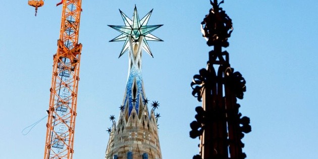 La Sagrada Familia : images de la nouvelle tour de la basilique emblématique en construction depuis 140 ans, jacquin couvreur